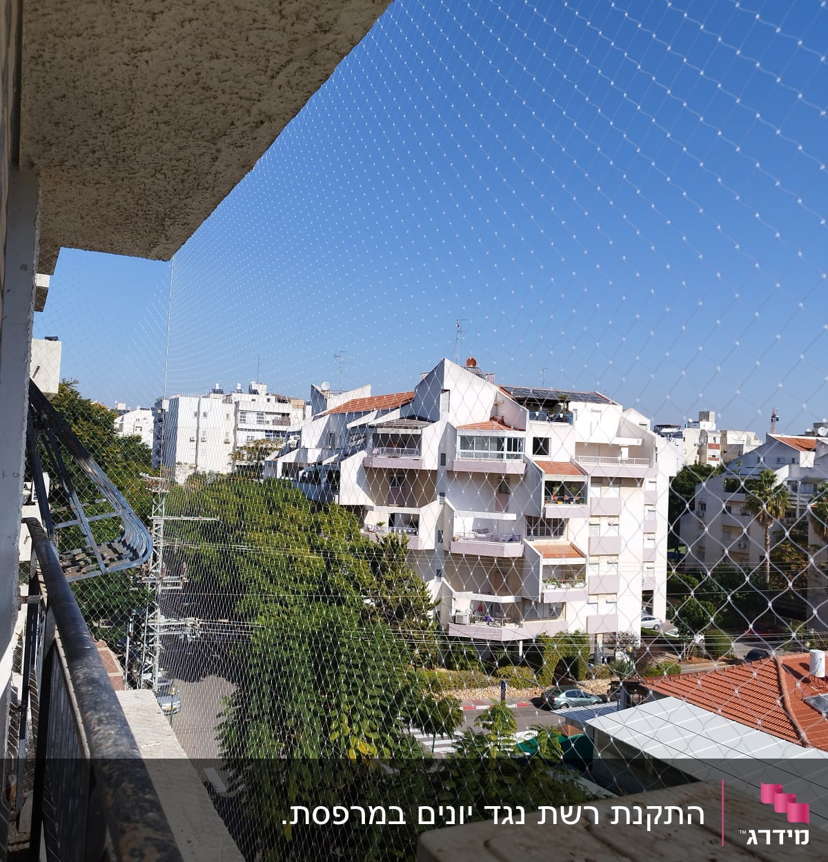 רשת הגנה נגד יונים מותקנת במרפסת בניין